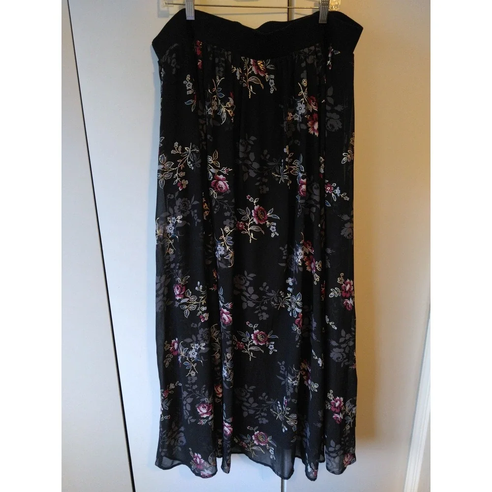 Torrid  Floral Chiffon Maxi Skirt Size 3 Gold Accents Elegant Statement Flowy